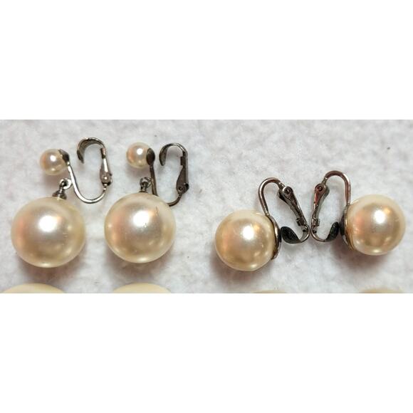 Vintage Clip On Earrings Lot White Cream Button Cluster Signed Laguna Richelieu - Picture 3 of 6
